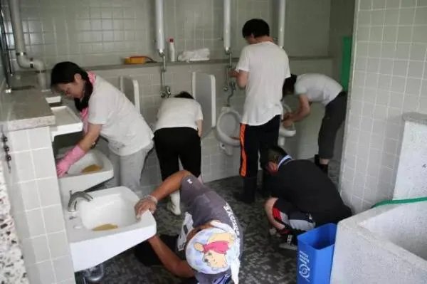 学校安排学生打扫厕所到底该不该?