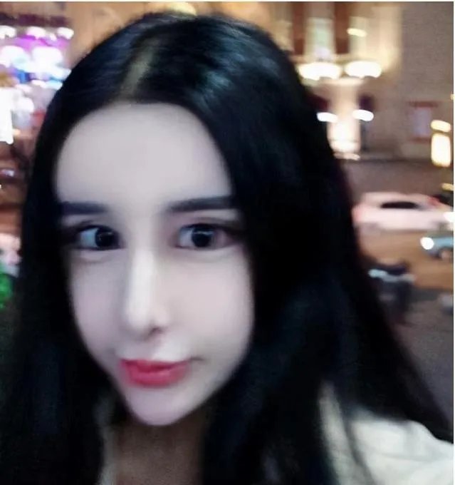 14岁就开始整容成“蛇精脸”,因炫富走红,现在又整成了混血,你怎么看?