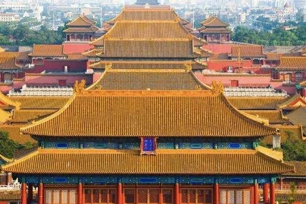 在故宫旅游，走到了一些边角上的偏殿，为什么导游都会告诉你只管向前走，千万不要回头？