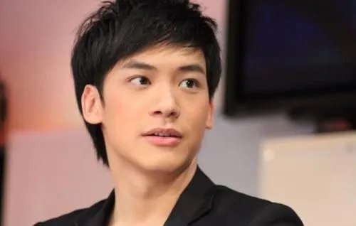 泰国版《命中注定我爱你》的男主角素格力威塞哥有什么演艺经历？