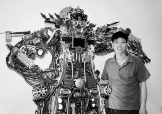 民间达人无所不能!闭门五年自制机器人举世震惊