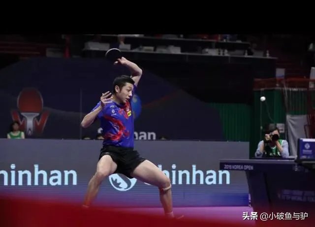 许昕最后一击战胜王楚钦瞬间,为何摸着自己的后脑勺直摇头,如何解读这一举动?