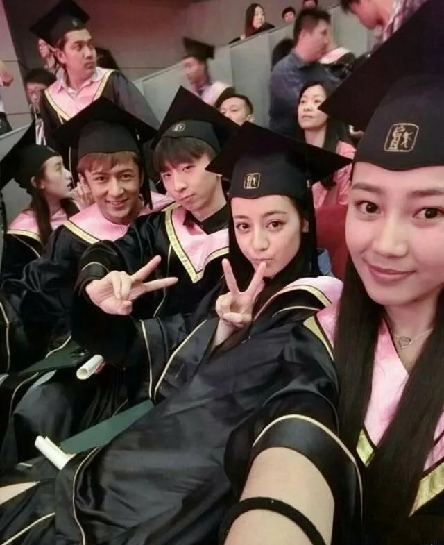 陈瑶晒学士服毕业照素颜清丽可爱,还有哪些明星晒过自己的毕业照,谁的最好看?
