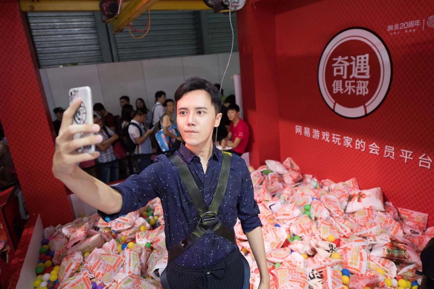 真人娃娃机到底有多好玩？不看SG只求当个娃娃夹走福利