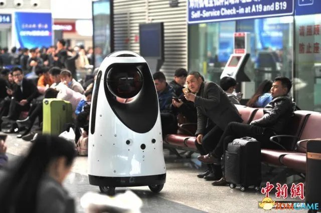 警察机器人现身 能自主巡逻能协助民警引旅客围观