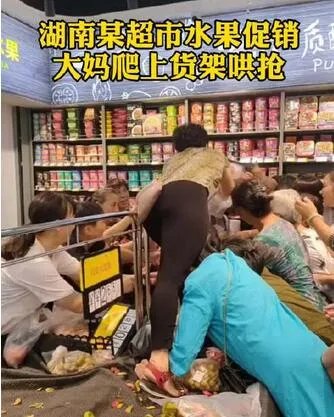 超市促销大妈爬上货架哄抢，为何坐公交的时候却很虚弱？