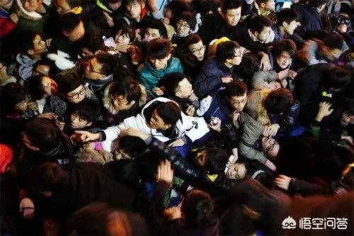 地铁上喊“卧倒”拍小视频引起慌乱,深圳警方:3男子被刑拘, 你怎么看?