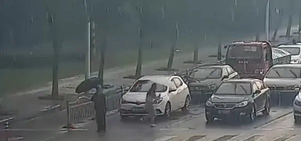 绿灯为过马路老人多亮了97秒,现场到底是何情况?