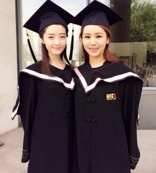 陈瑶晒学士服毕业照素颜清丽可爱,还有哪些明星晒过自己的毕业照,谁的最好看?