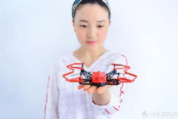 靠意念飞行到底有多玄乎?亲身体验UDrone意念无人机