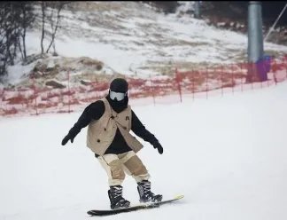 李小璐滑雪照惹争议,摆拍动作和PG1一样,难道她不避嫌吗?
