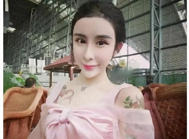 14岁就开始整容成“蛇精脸”,因炫富走红,现在又整成了混血,你怎么看?