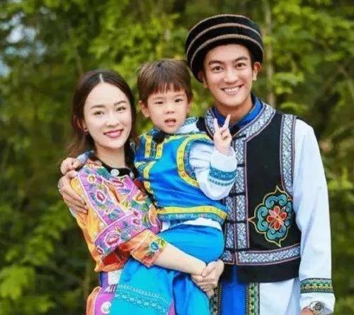 霍思燕庆生现场曝光,嗯哼送妈妈手绘贺卡好温馨,这一家的氛围如何?