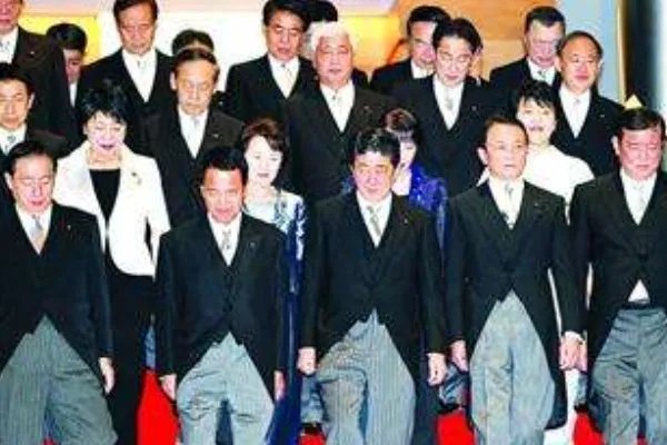 日本现任内阁全体辞职,是因为不满意菅义伟么?