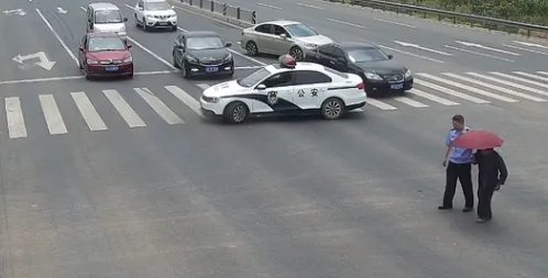 成都警车横停人行道拦路为何被网友点赞?