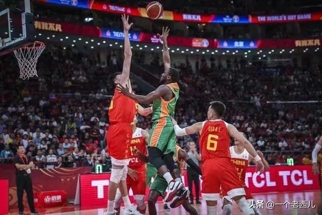 世界杯首战，中国男篮球员周琦拼到抽筋，如何评价周琦的拼搏精神？