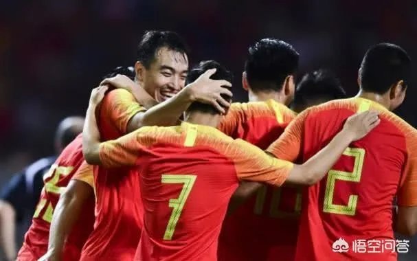 如何评价亚洲杯男足取得首胜后,中国球迷赛后主动清理观众席垃圾的行为?