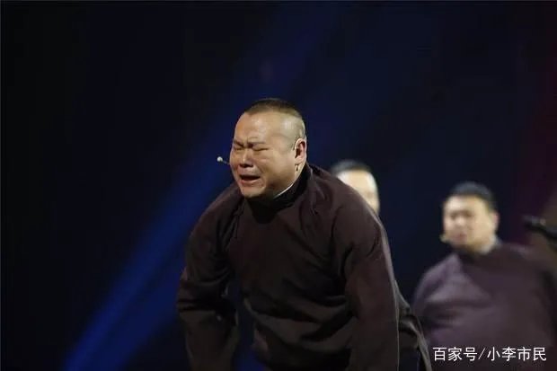 叶逢春父亲去世坚持录节目,郭德纲穿白衣主持是故意为之吗?