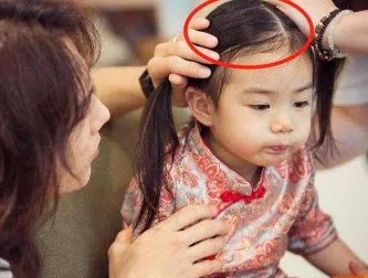 戚薇女儿为啥总是扎俩丸子头?看到她散头发照片后,瞬间懂了!这是为何?