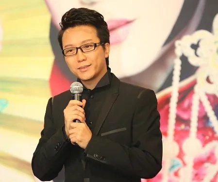 李玉刚隐藏多年的老婆来头不小,岳父背景更是了不得,难怪不公开,是谁呢?