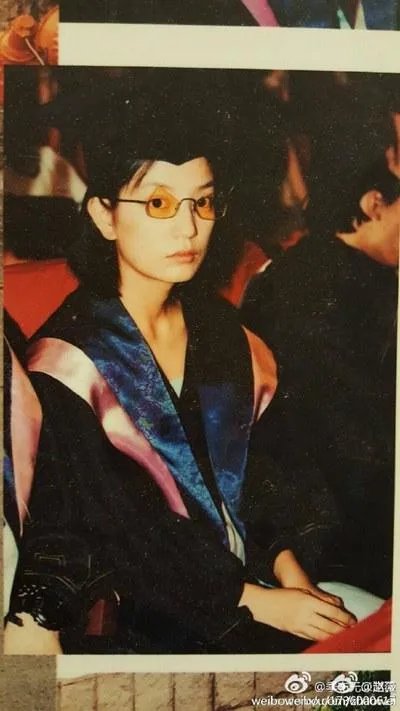 陈瑶晒学士服毕业照素颜清丽可爱,还有哪些明星晒过自己的毕业照,谁的最好看?