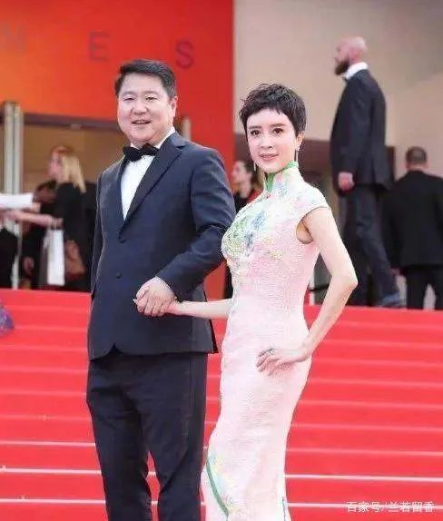 出道26年的孔雀公主金巧巧,是如何从神坛滑落,沦落至此?