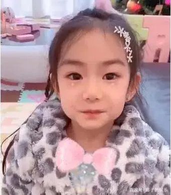 戚薇女儿为啥总是扎俩丸子头?看到她散头发照片后,瞬间懂了!这是为何?