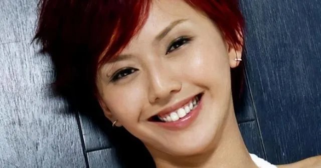14岁就开始整容成“蛇精脸”,因炫富走红,现在又整成了混血,你怎么看?