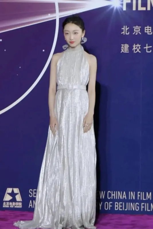 北电校庆:杨紫脸肿反被关晓彤的腿衬托成笑话吗