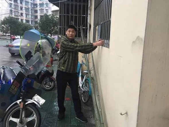 湖北辅警为何掰防盗窗救人?