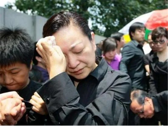 11年前,罗京葬礼上哭晕的刘继红,如今为何转身就嫁给富商?