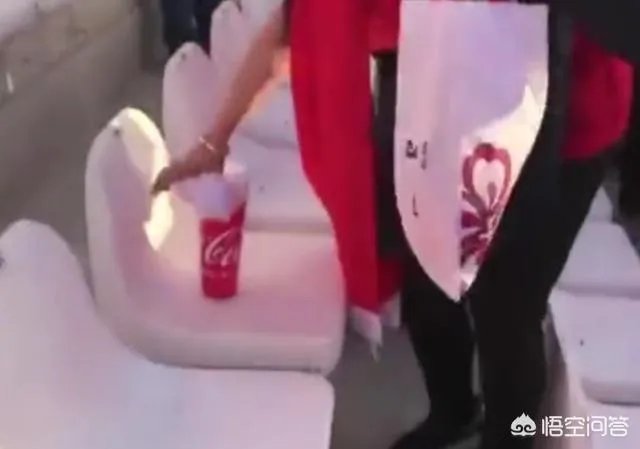 如何评价亚洲杯男足取得首胜后,中国球迷赛后主动清理观众席垃圾的行为?