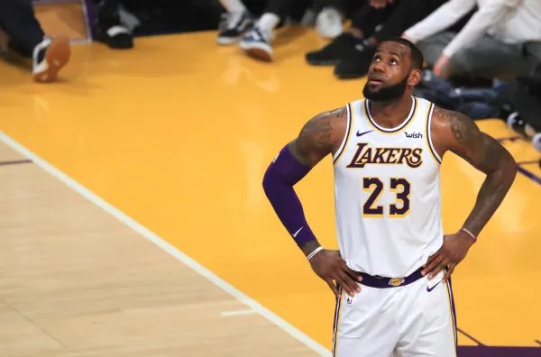 NBA常规赛中湖人121-118战胜灰熊，场上表现最佳的球员是谁？