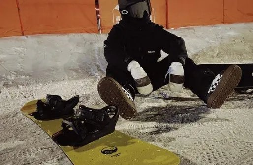 李小璐滑雪照惹争议,摆拍动作和PG1一样,难道她不避嫌吗?
