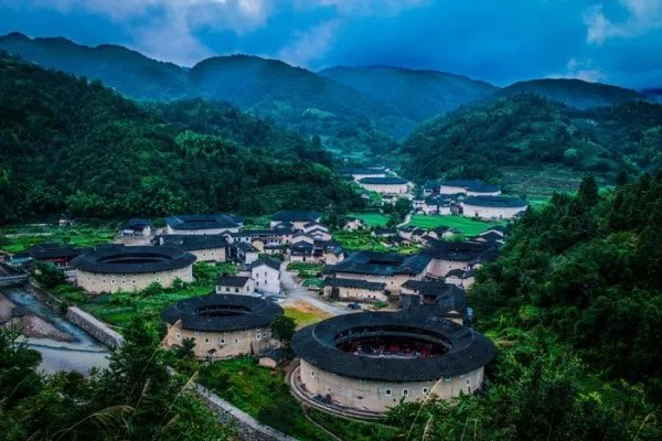 为什么现在人都喜欢出国旅游而不能接受国内游?