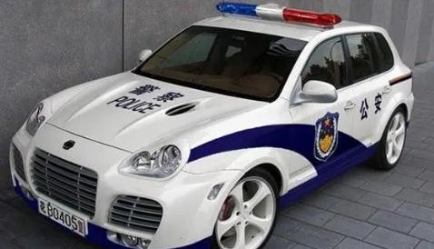 成都警车横停人行道拦路为何被网友点赞?
