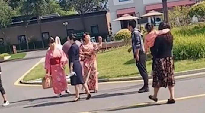 小伙是如何怒斥在军舰旁穿和服拍照女子的?