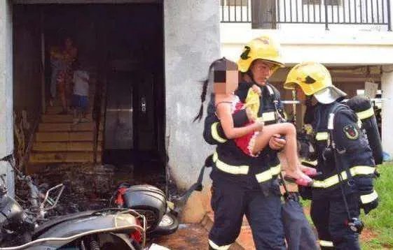 6岁男童惨遭父亲追杀？消防员如何救的男童？