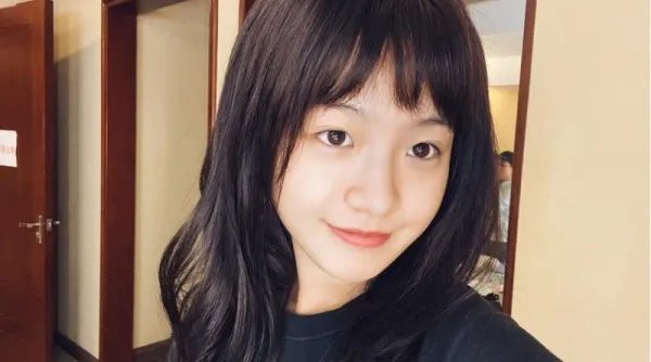 李庚希抽烟烟头随意丢弃事件中,和她一起抽烟的是谁?
