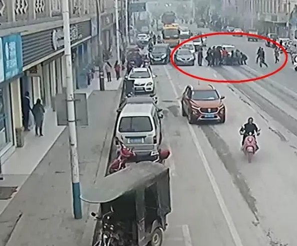 男孩被卷越野车底是什么情况?