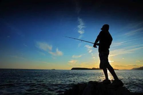上百人清晨百米冲刺抢钓鱼位,为什么越来越多的人喜欢上钓鱼?