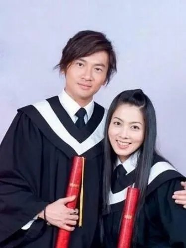 陈瑶晒学士服毕业照素颜清丽可爱,还有哪些明星晒过自己的毕业照,谁的最好看?