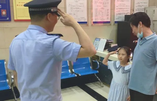 民警暖心回礼致敬女孩,这样的小女孩你喜欢吗?