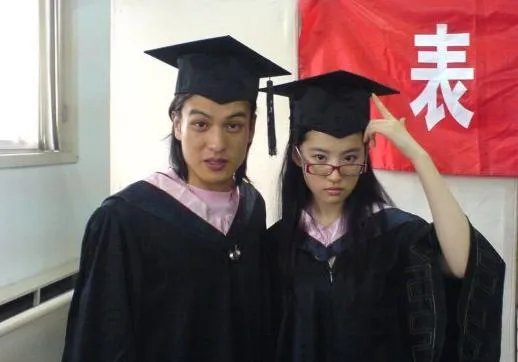 陈瑶晒学士服毕业照素颜清丽可爱,还有哪些明星晒过自己的毕业照,谁的最好看?