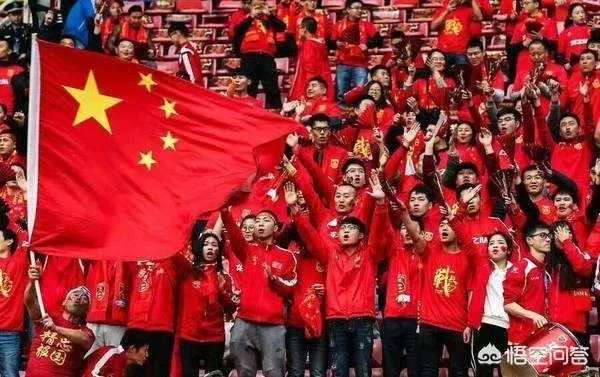 如何评价亚洲杯男足取得首胜后,中国球迷赛后主动清理观众席垃圾的行为?