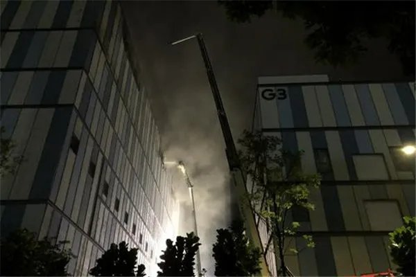 华为松山湖一在建的项目着火,该项目着火与实验室有关吗?