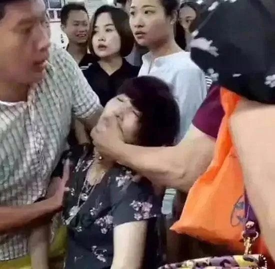 试戴手镯摔碎吓晕是怎么回事?