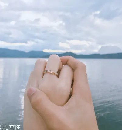戒指戴中指是什么意思?戒指戴中指代表什么含义