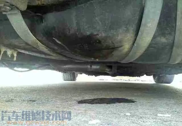 汽车油箱在底盘哪个位置?汽车油箱要不要清洗