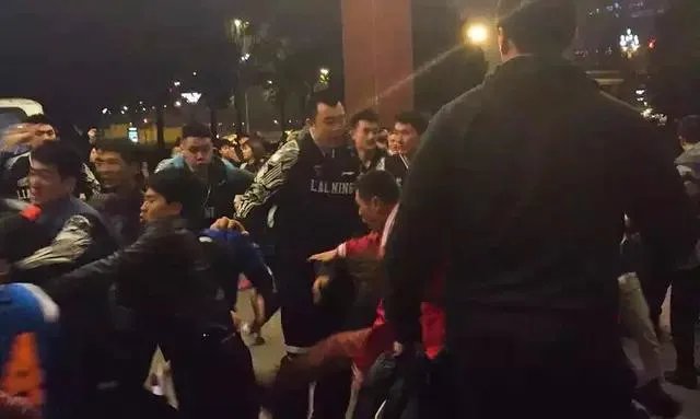辽篮当初输掉总决赛之后，为什么会跟场外的四川球迷发生冲突？